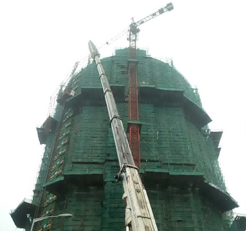 永顺吊车在工地上作业